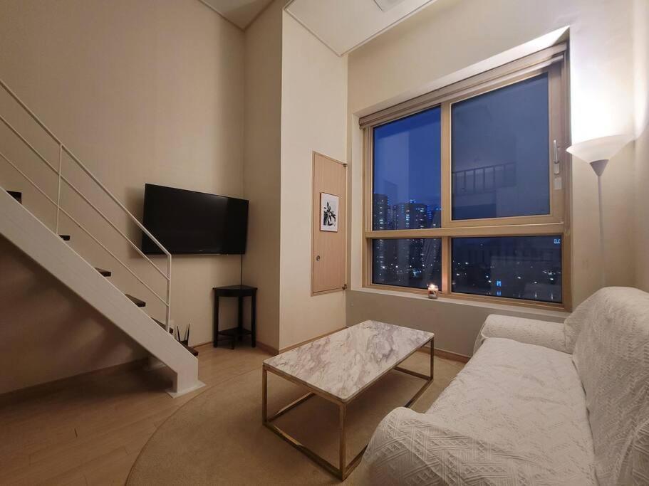 Apartemen Comfortable Duplex House With View #seokchonlakeview #lotteworld